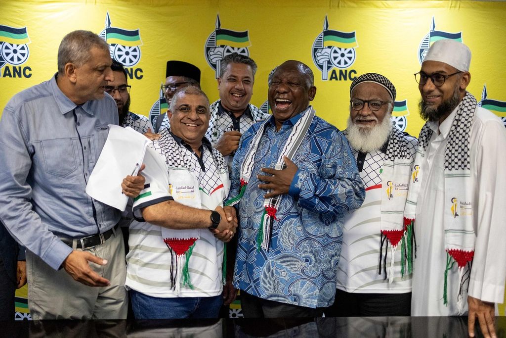 Presiden Afrika Selatan Cyril Ramaphosa (ketiga dari kanan) berfoto bersama para anggota Dewan Persatuan Ulama Afrika Selatan (UUCSA) dalam konferensi pers dengan UUCSA dan Para Teman Palestina di Afrika Selatan di Chief Albert Luthuli House, Johannesburg, Afrika Selatan, 18 Desember 2023. 
