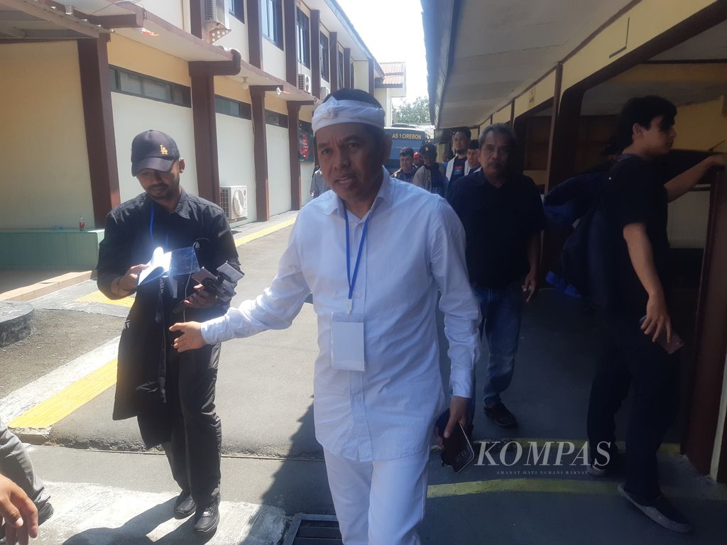 Dedi Mulyadi (pakaian putih), bakal calon gubernur Jawa Barat, menghadiri sidang peninjauan kembali tujuh terpidana kasus Vina Cirebon di Pengadilan Negeri Cirebon, Jabar, Rabu (4/9/2024).