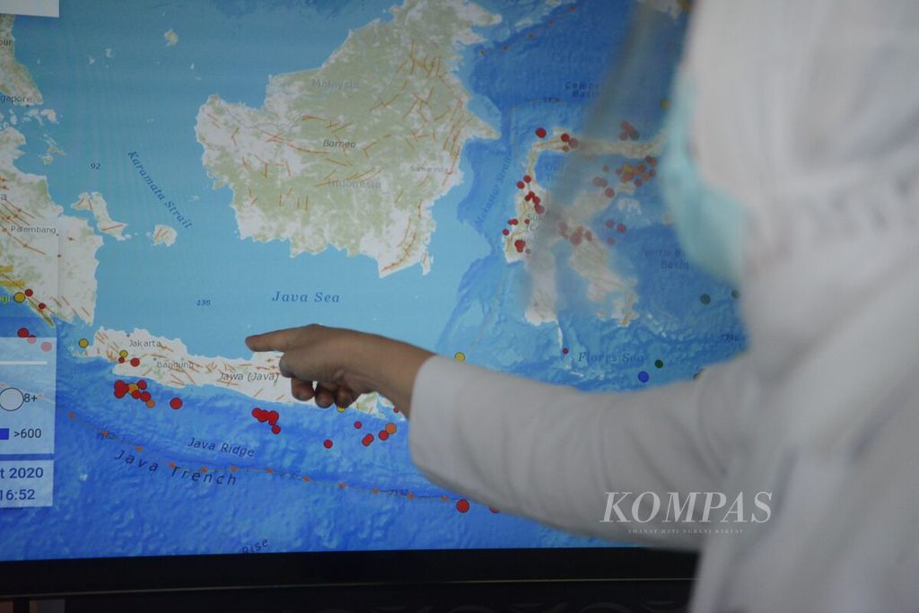 Kepala BMKG Dwikorita Karnawati menjelaskan tentang potensi tsunami dari megathrust selatan Pulau Jawa melalui sistem informasi dalam kegiatan IOWave20 di Bandara Internasional Yogyakarta, Kulon Progo, DI Yogyakarta, Selasa (6/10/2020).