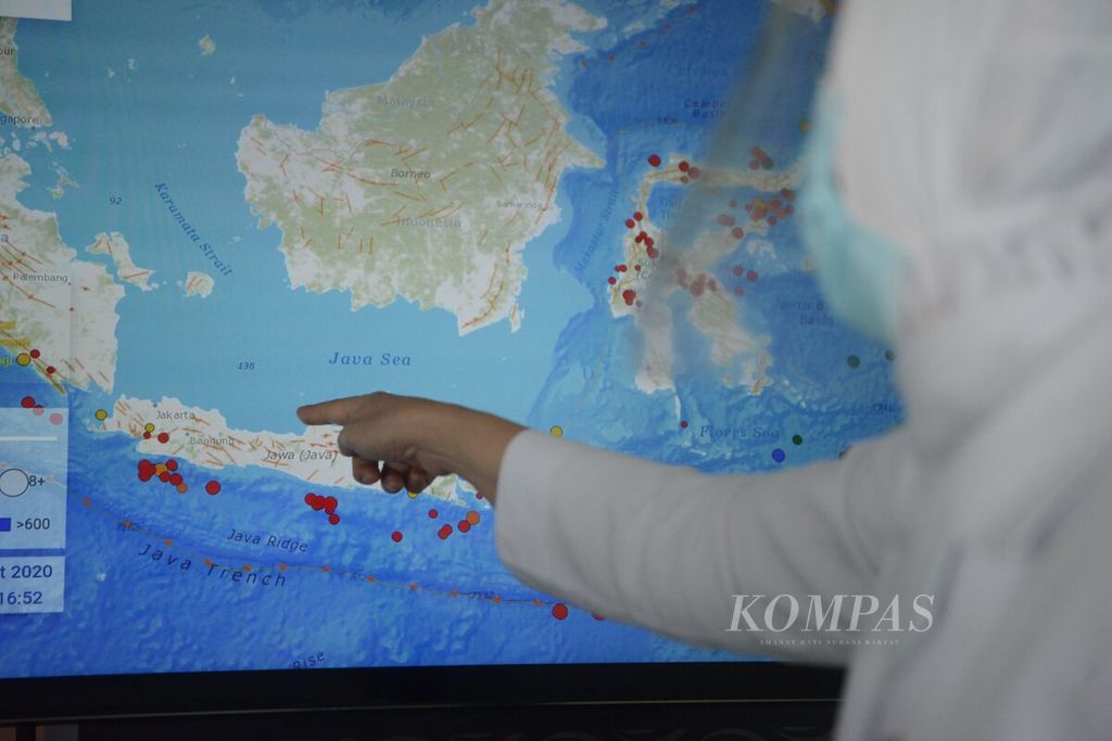 Kepala BMKG Dwikorita Karnawati menjelaskan potensi tsunami dari <i>megathrust</i> selatan Pulau Jawa melalui sistem informasi dalam kegiatan IOWave20, di Bandara Internasional Yogyakarta, Kulon Progo, DI Yogyakarta, Selasa (6/10/2020). 