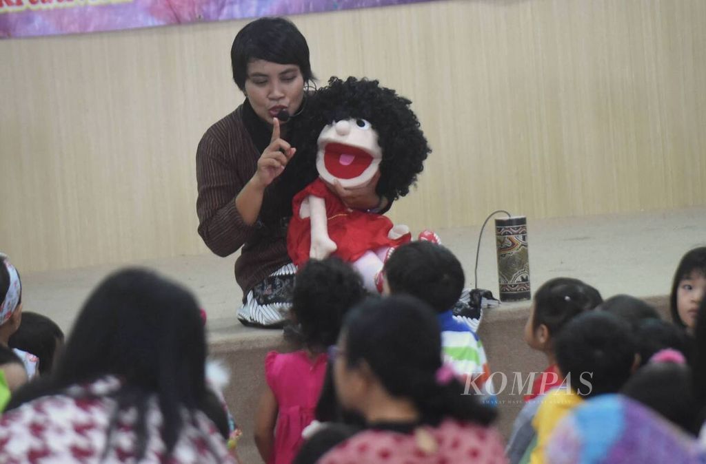 Kartikanita Widyasari membawakan dongeng bertema kebinekaan di hadapan anak-anak di Ruang Serba Guna Fakultas Psikologis Universitas Surabaya, Surabaya, Jawa Timur, 13 Januari 2017. 