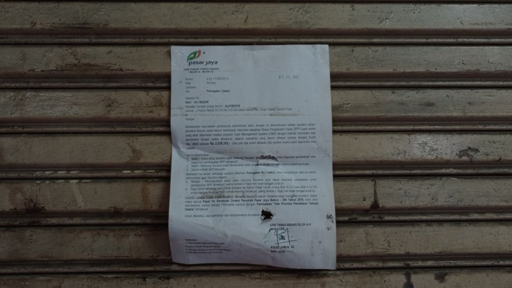 Surat peringatan tagihan biaya sewa kios di Blok G Pasar Tanah Abang, Jakarta Pusat, Jumat (14/7/2023). Banyak surat terpasang di kios. Surat-surat itu tertanggal pertengahan tahun 2022.