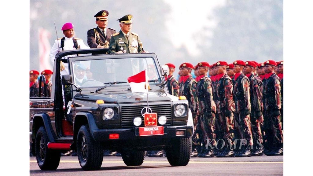 Foto Presiden Soeharto pada Hari ABRI 5 Oktober 1997 ini menampilkan banyak hal dokumentatif, seperti siapa ajudannya (yang di masa depan biasanya menjadi pejabat sangat tinggi) dan bintang lima yang dikenakannya untuk pertama kali saat itu.
