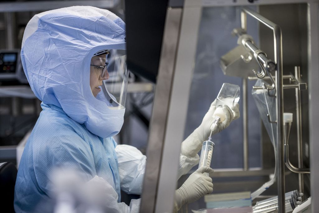 Aktivitas petugas dalam laboratorium pengujian pembuatan <i>messenger</i> RNA (mRNA) untuk vaksin Covid-19 di lokasi produksi baru perusahaan Jerman BioNTech di Marburg, Jerman tengah, Sabtu (27/3/2021). 