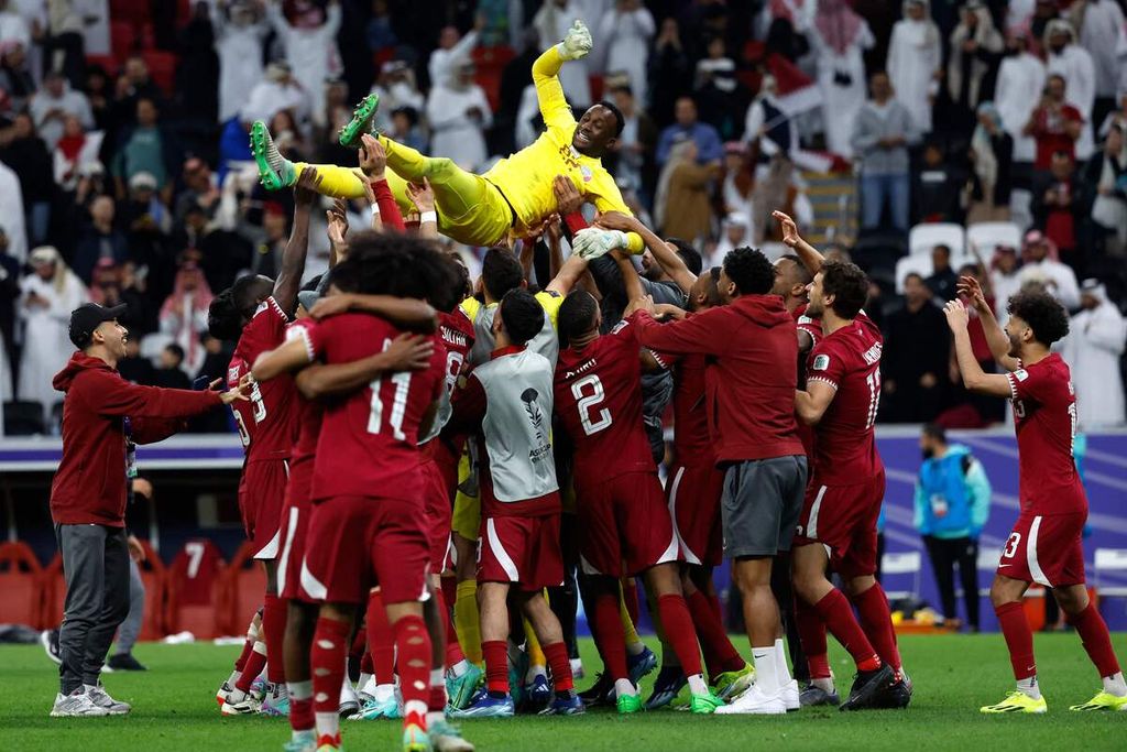 Pemain Qatar mengangkat penjaga gawang Meshaal Barsham seusai pertandingan perempat final Piala Asia 2023 antara Qatar dan Uzbekistan di Stadion Al Bayt, Al Khor, Sabtu (3/2/2024). 