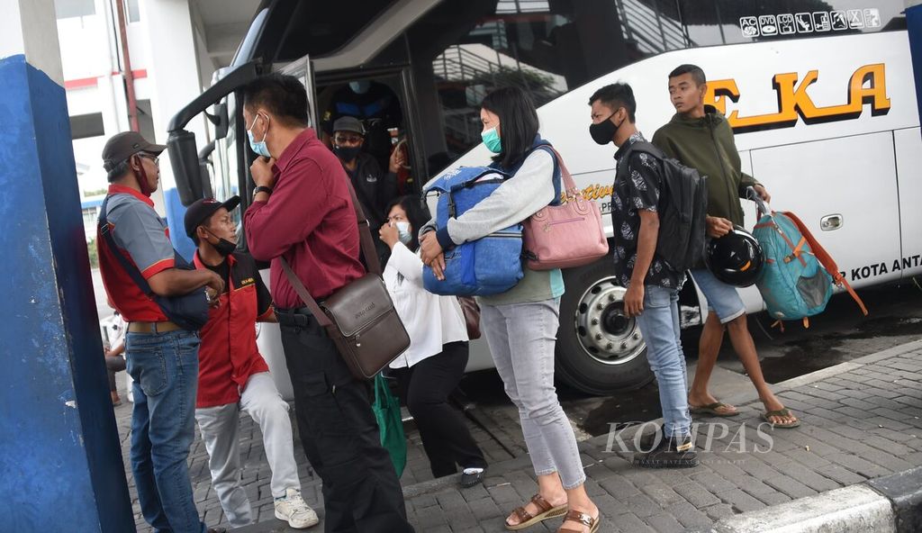 Calon penumpang bus tujuan Solo akhirnya kembali turun akibat bus tidak jadi berangkat di Terminal Purabaya, Sidoarjo, Jawa Timur, Kamis (6/5/2021). 