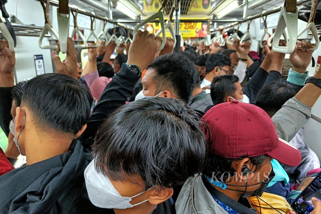 Kepadatan penumpang di gerbong KRL Commuterline tujuan Stasiun Tanah Abang, Jakarta, Selasa (2/5/2023). Setiap hari, terutama di jam-jam sibuk, para komuter berebut sepenggal celah di gerbong kereta yang padat.