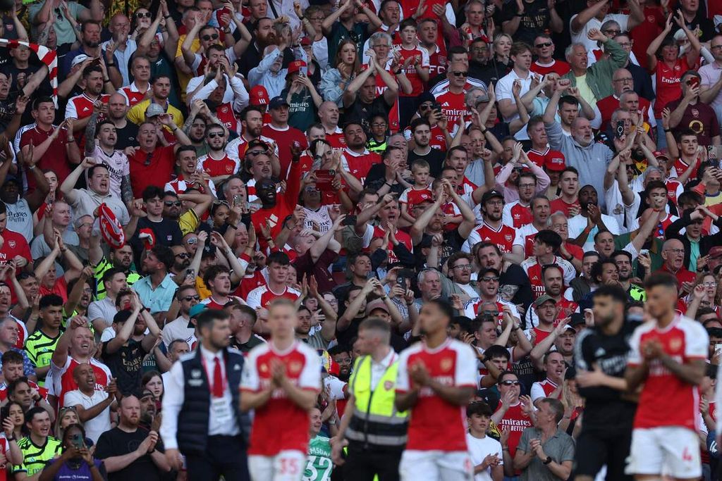 Pemain Arsenal mendapat aplaus meriah dari suporter seusai pertandingan pekan terakhir Liga Inggris antara Arsenal dan Everton di Stadion Emirates, London, Minggu (19/5/2024). Arsenal mengalahkan Everton dengan skor 2-1. 