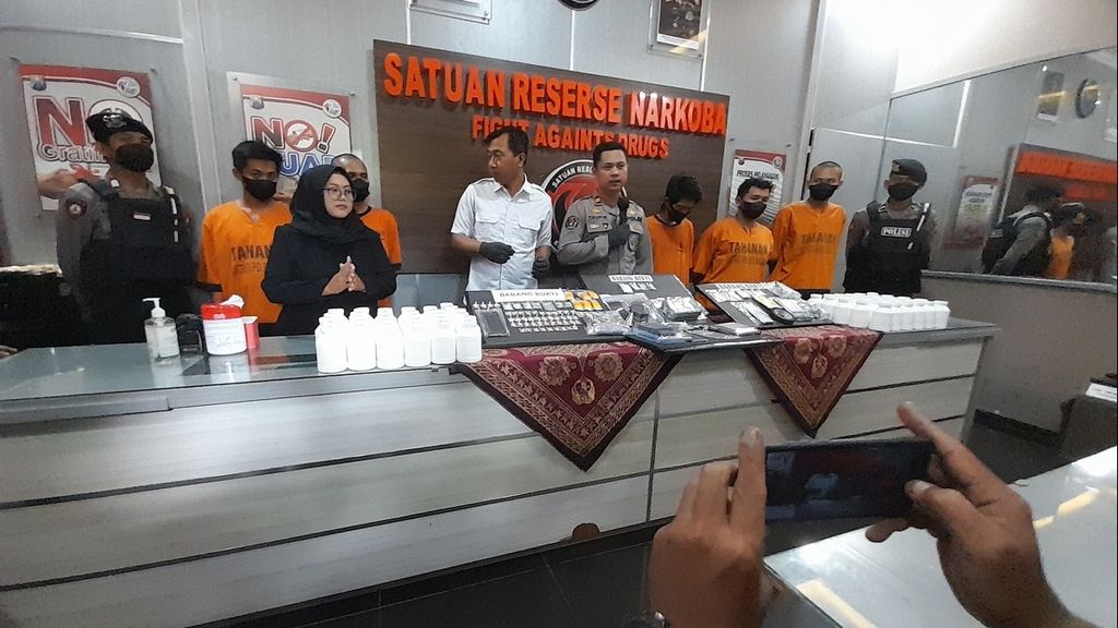 Satuan Reserse Narkoba Polres Malang, Jawa Timur, menggelar pers rilis pengungkapan kasus narkoa selama Februari 2023 di Polres Malang, Kepanjen, Kabupaten Malang, Jawa Timur, Kamis (23/2/2023).
