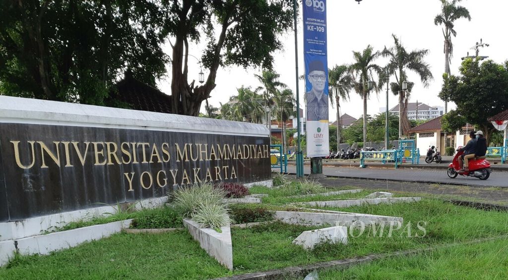 Suasana gerbang masuk kampus Universitas Muhammadiyah Yogyakarta di Kabupaten Bantul, Daerah Istimewa Yogyakarta, Kamis (6/1/2022).