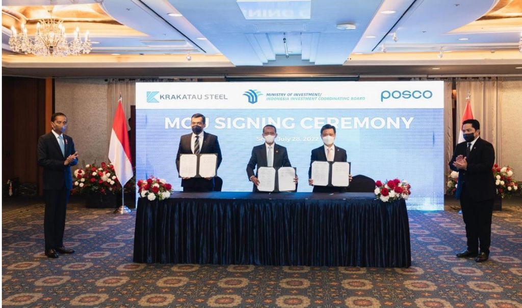 Menteri Investasi Bahlil Lahadalia, Direktur Utama PT Krakatau Steel (Persero) Tbk Silmy Karim, dan CEO Posco Kim Hag-dong menandatangani kerja sama investasi senilai 3,5 miliar dollar AS di Seoul, Korea Selatan.