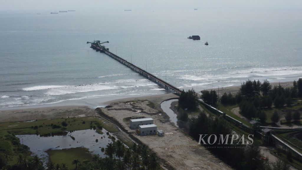 Dermaga <i>jetty </i>milik perusahaan tambang batubara PT Mifa Bersaudara di Desa Peunaga Cut, Kecamatan Meureuboe, Kabupaten Aceh Barat, Rabu (25/10/2023). Proses muat batubara ke kapal tongkang dilakukan di dermaga tersebut.