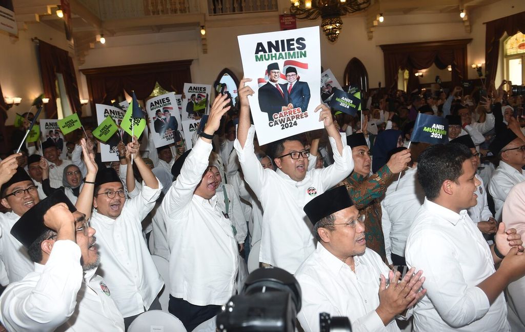 Para pendukung membawa poster saat Deklarasi Capres dan Cawapres 2024 oleh Koalisi Perubahan untuk Persatuan di Hotel Majapahit, Surabaya, Sabtu (2/9/2023). 