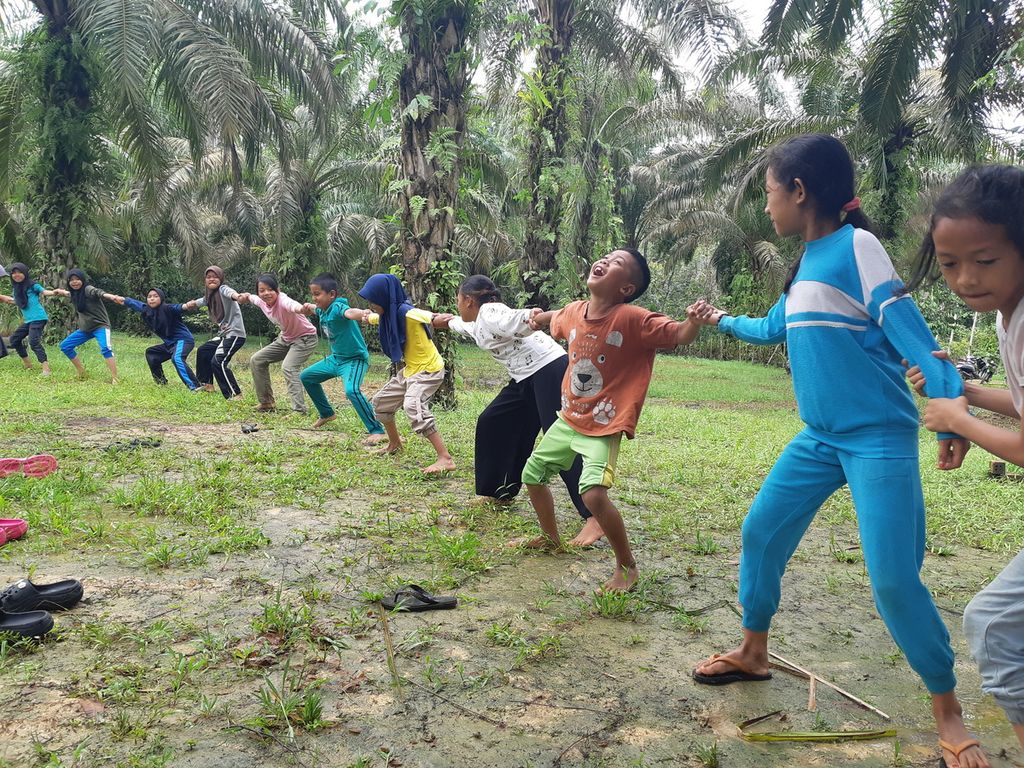 Anak-anak Taman Baco Atap Rumbe bermain tangtang duku di Desa Jambi Tulo, Minggu (6/11/202).