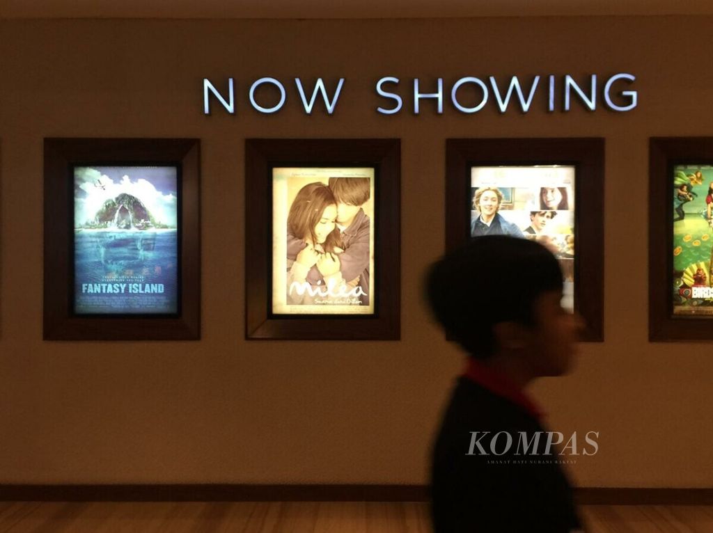 Poster film <i>Milea: Suara dari Dilan</i> dipasang di salah satu bioskop di Indonesia, Jakarta, Sabtu (15/2/2020). Film yang mulai tayang pada 13 Februari 2020 ini merupakan film terakhir dari seri trilogi <i>Dilan</i>.