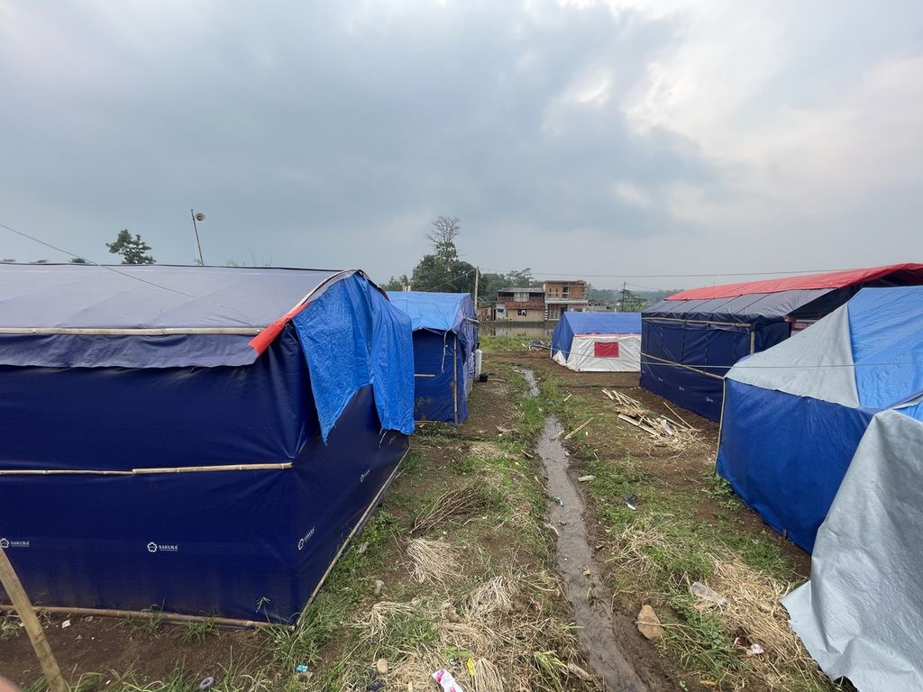 Tenda pengungsian di Kampung Kawunggading, Desa Cibulakan, Kecamatan Cugenang, Kabupaten Cianjur, Kamis (23/3/2023).
