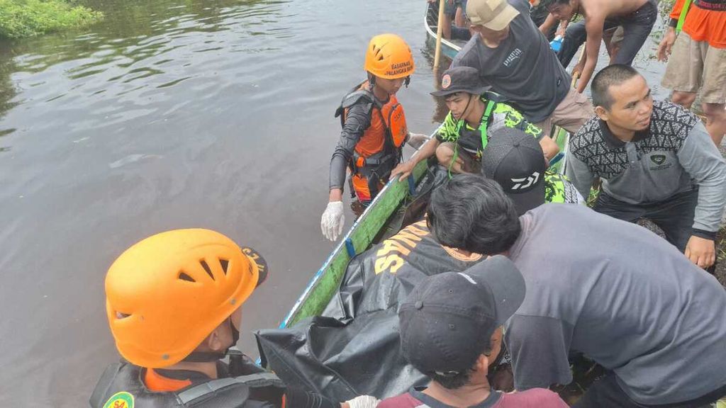 Petugas dari Tim SAR Kota Palangkaraya saat mengangkut jasad korban yang terseret arus di drainase seusai mencarinya selama lebih kurang 5 jam di dekat Bandara Tjilik Riwut, Kota Palangkaraya, Kalimantan Tengah, Minggu (3/3/2024). 