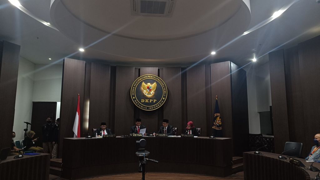 The atmosphere of the case decision hearing at the DKPP Building, Jakarta, Monday (3/4/2023), regarding allegations of intimidation and manipulation of political party data verification.