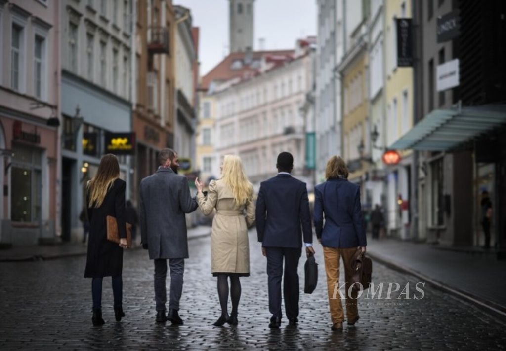 Sejumlah orang berjalan di kawasan kota tua di Tallinn, Estonia. Estonia dikenal sebagai salah satu negara yang memiliki ketahanan peringkat teratas dalam menghadapi serangan siber. 