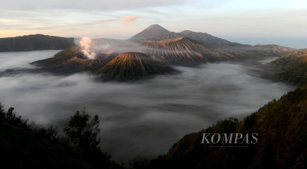 Lanskap Taman Nasional Bromo Tengger Semeru diabadikan dari kawasan Bukit King Kong di Tosari, Kabupaten Pasuruan. 