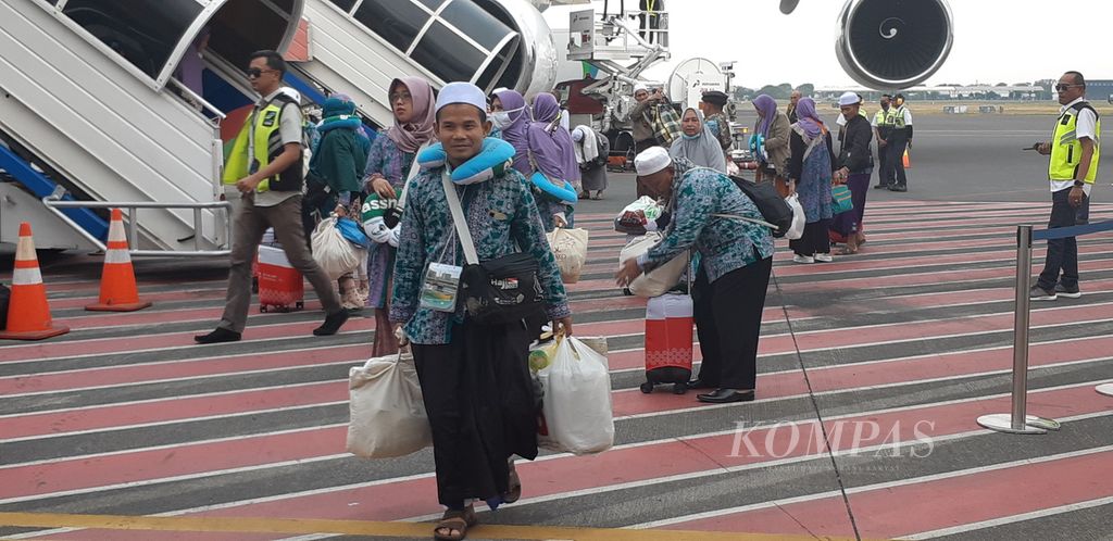 Jemaah haji debarkasi Surabaya tiba kembali di Bandara Juanda Surabaya, Selasa (4/7/2023). 