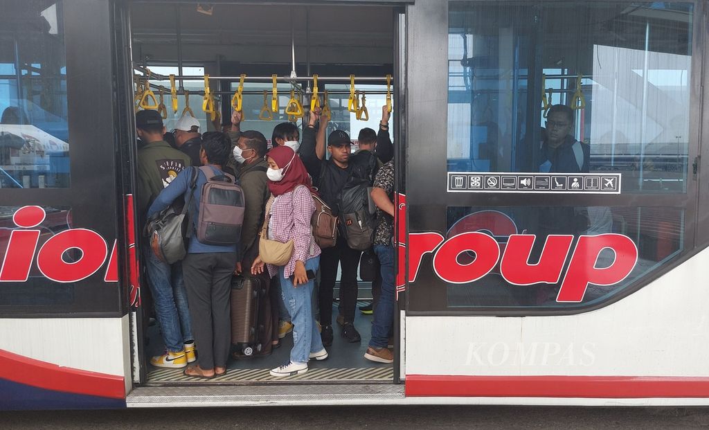 Para penumpang berada di dalam bus pengantar saat tiba di Bandara Internasional Soekarno-Hatta, Tangerang, Banten, Selasa (28/11/2023). Setelah pandemi Covid-19 mereda, industri penerbangan domestik berangsur pulih dengan bertambahnya frekuensi penerbangan dan pembukaan rute baru.