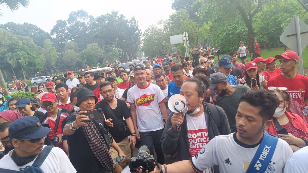 Suasana kerumunan massa saat Gubernur Jawa Tengah bakal capres dari PDI-P, Ganjar Pranowo, tengah lari pagi di Kawasan Gelora Bung Karno, Senayan, Jakarta, Minggu (30/4/2023).