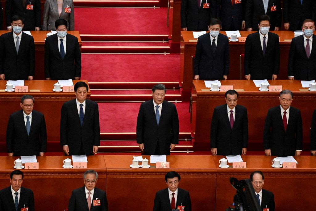 Posisi duduk Li Qiang (barisan kedua dari bawah, kiri), anggota baru Komite Tetap Politbiro Partai Komunis China yang digadang-gadang menjadi perdana menteri (PM) baru China, dalam sidang badan penasihat politik China, Chinese People’s Political Consultative Conference (CPPCC) di gedung Balai Agung Rakyat, Beijing, China, Sabtu (4/3/2023). 