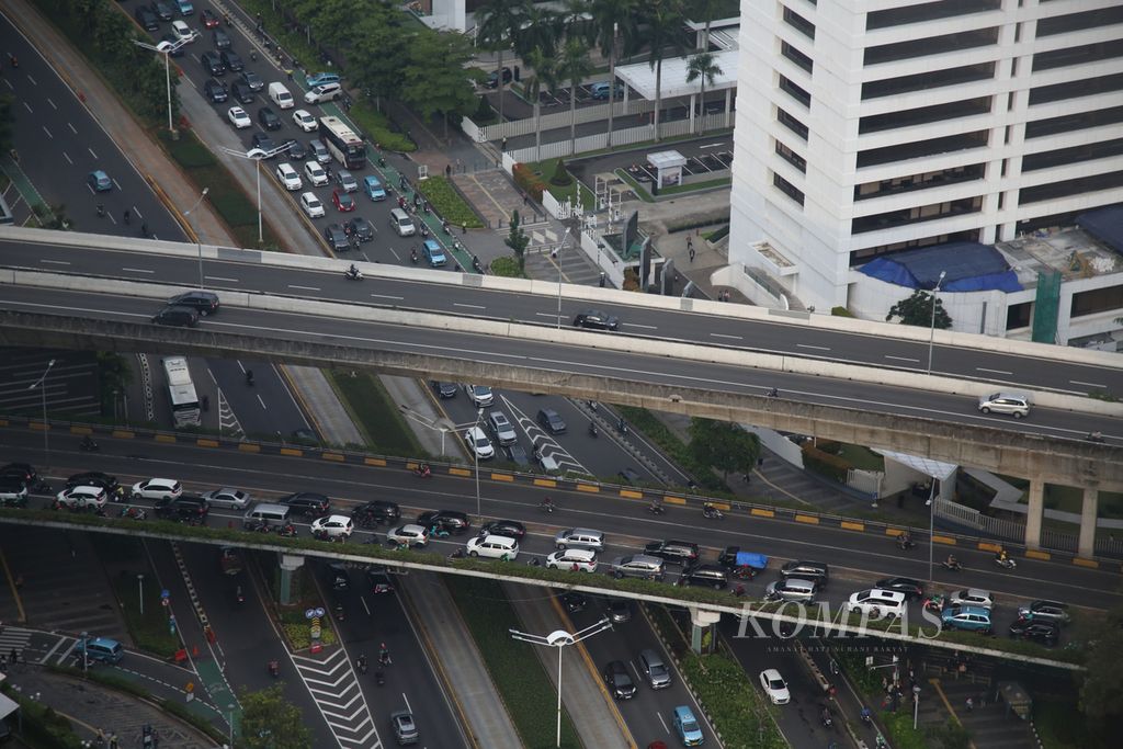 Kemacetan lalu lintas di jalanan Ibu Kota saat jam pulang kerja, Rabu (28/2/2024). Berdasarkan data Badan Pusat Statistik, pada 2023, perekonomian Indonesia tumbuh 5,05 persen secara tahunan. Capaian ini lebih rendah dari pertumbuhan ekonomi pada 2022 yang menyentuh 5,31 persen.