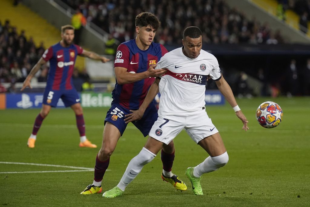 Paris Saint-Germain player, Kylian Mbappe (right), vies for the ball with Barcelona player Pau Cubarsi in the second leg of the Champions League quarterfinals in Barcelona, Spain, on Wednesday (17/4/2024) early morning WIB. PSG won 4-1 in the match.