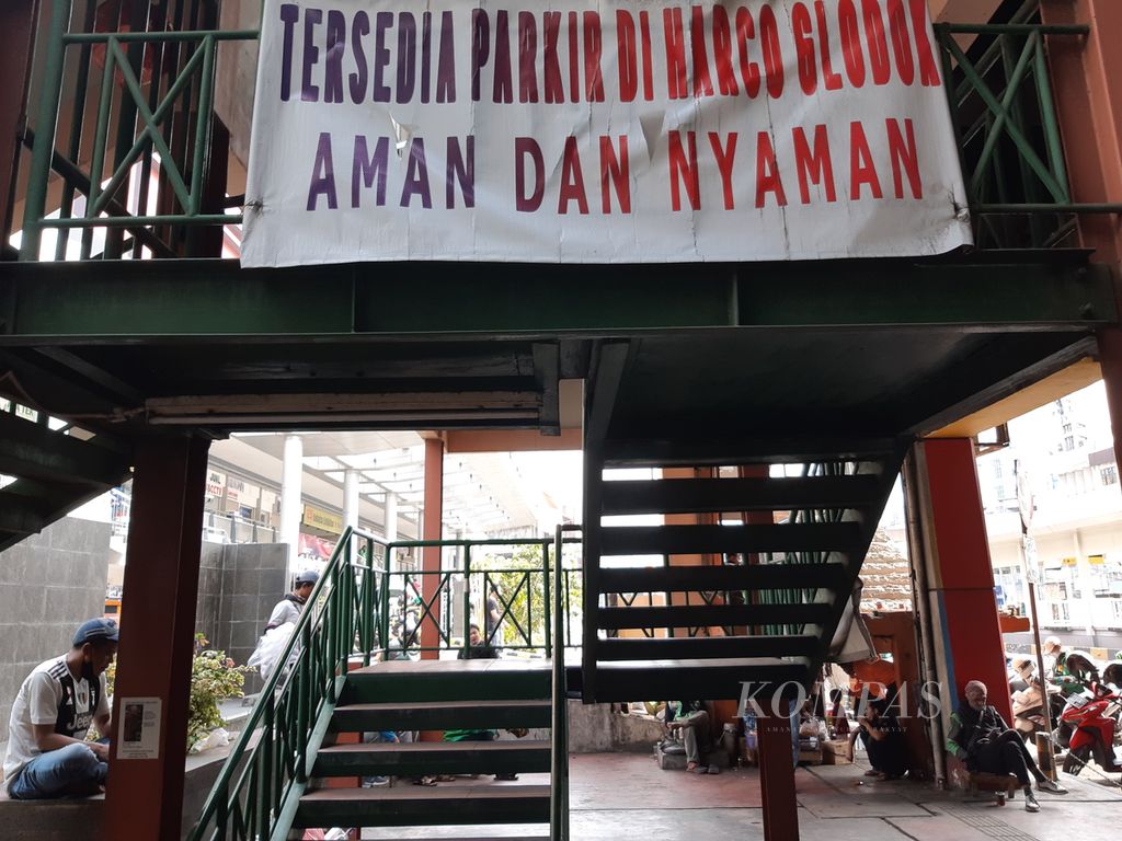 Spanduk berisi informasi tempat parkir terpasang di salah satu jembatan penyebrangan orang di Jalan Hayam Wuruk, Glodok, Jakarta Barat, pada Senin (14/11/2022) siang.