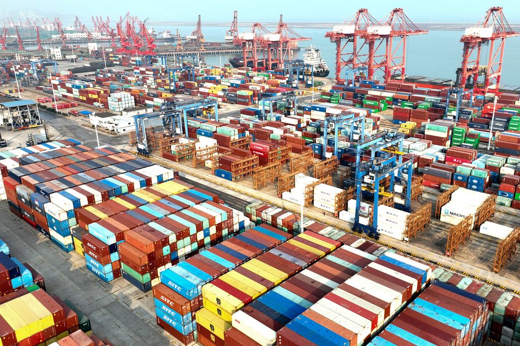 Susunan kontainer di pelabuhan di Lianyungang, Provinsi Jiangsu, China, 7 November 2022. Perang memperparah disrupsi rantai pasok global.