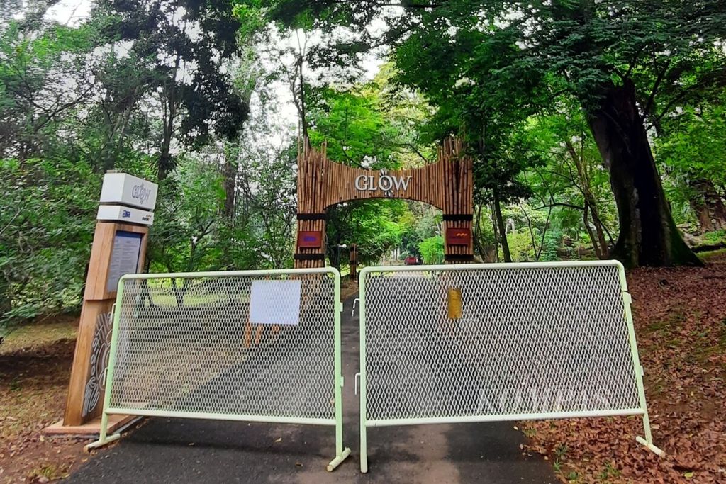 Pintu masuk wisata malam bernuansa digital bertajuk Glow di Kebun Raya Bogor, Selasa (28/9/2021). Pihak pengelola Kebun Raya Bogor mulai melakukan pengembangan atraksi dan wisata edukasi untuk menarik minat pengunjung.