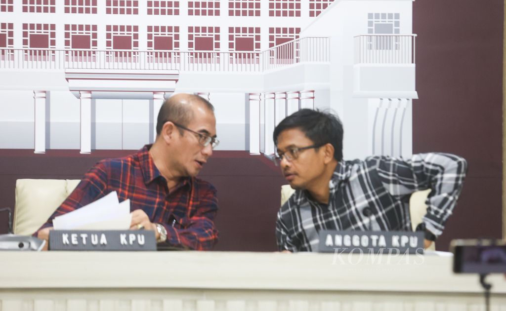 Ketua Komisi Pemilihan Umum Hasyim Asy’ari (kiri) didampingi anggota KPU, Idham Holik, pada konferensi pers terkait perkembangan penyelenggaraan Pemilihan Umum 2024 di Gedung KPU, Jakarta, Jumat (23/2/2024).