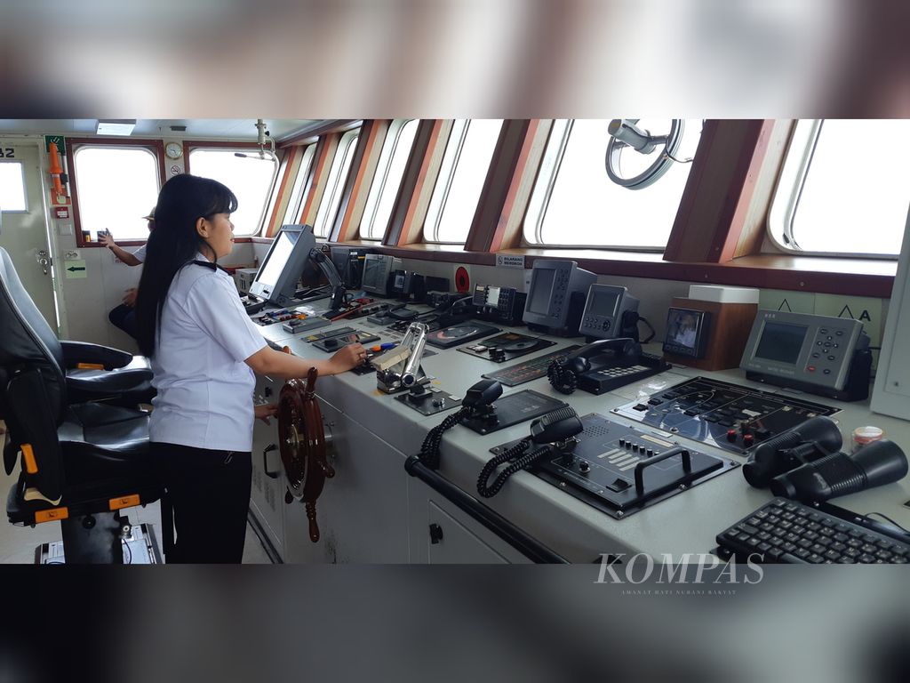 Erni, Mualim I Kapal Sabuk Nusantara 108, tengah memegang kemudi saat kapal berlayar di Laut Sawu, Nusa Tenggara Timur, pada Selasa (1/11/2022). Kapal perintis yang dioperasikan PT Pelni itu melayani sejumlah wilayah terpencil di NTT.