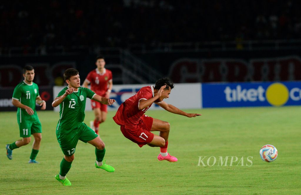 Pemain Indonesia U-23 Rafael William Struick berusaha menghindari tekel keras dari pemain Turkmenistan Charyyev Ilyas pada babak Kualifikasi Piala Asia U-23 2024 di Stadion Manahan, Kota Surakarta, Selasa (12/9/2023).