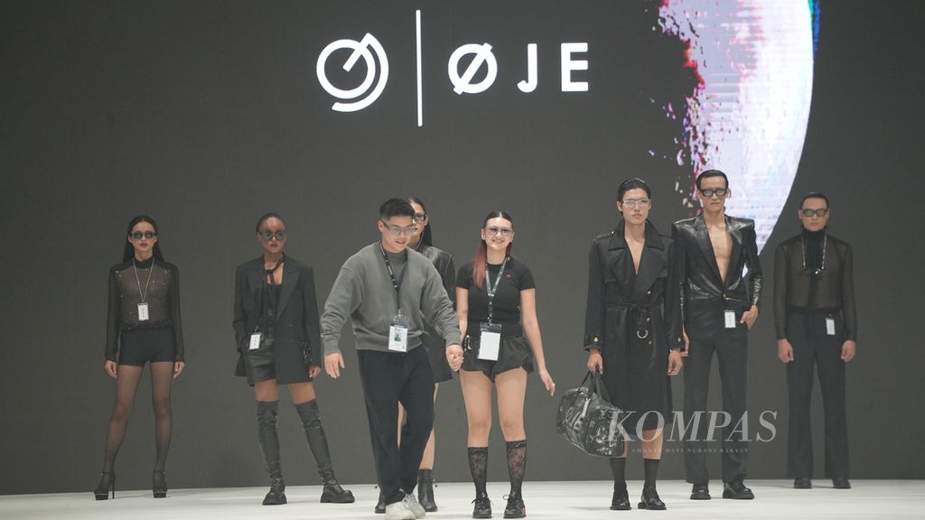 Model membawakan koleksi ¯je pada Fashion Force Award 2023 dalam Jakarta Fashion Week (JFW) 2024 di Pondok Indah Mall III, Jakarta Selatan, Rabu (25/10/2023). 