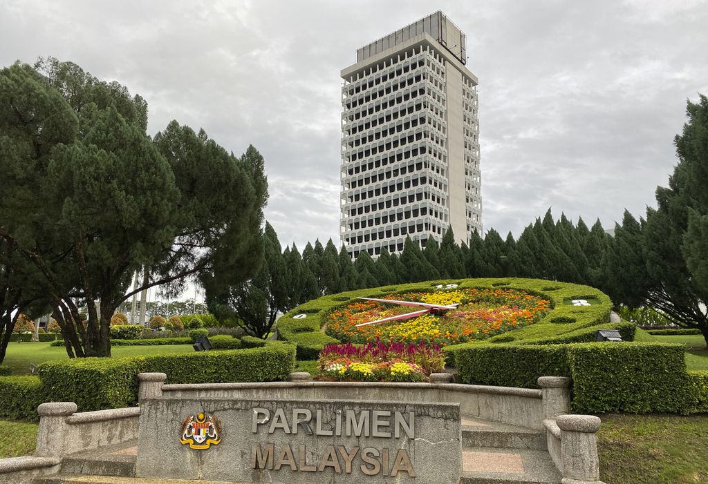 Foto yang diambil pada 13 Juli 2020 ini memperlihatkan gedung Majelis Rendah Parlemen Malaysia di Kuala Lumpur, Malaysia. Pada 3 April 2023, Malaysia mengesahkan undang-undang yang membatalkan hukuman mati mutlak dan membatasi hukuman mati pada kasus-kasus kejahatan serius, seperti makar, perdagangan narkoba, dan terorisme. 