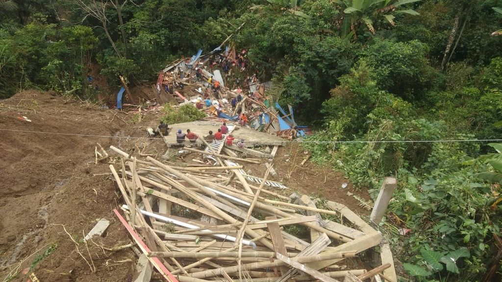Kondisi setelah tanah longsor yang terjadi di Tana Toraja, Sulawesi Selatan, Minggu (14/4/2024). Peristiwa ini terjadi pada Sabtu malam.