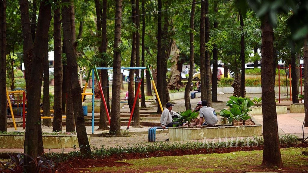 Warga bercengkerama di Taman Puring, Jakarta Selatan, Jumat (5/1/2018). Selain menjadi paru-paru kota, keberadaan taman yang nyaman dan teduh karena banyak pohon seakan menjadi oase bagi warga untuk sekadar melepas lelah ataupun bersantai sejenak. 