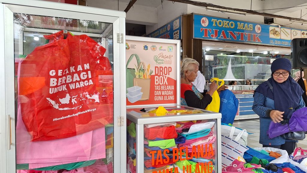 Warga memilih tas belanja yang tersedia melalui gerakan guna ulang kantong belanja kain (<i>spunbond</i>) di Pasar Koja Baru, Jakarta Utara, Rabu (6/3/2024).
