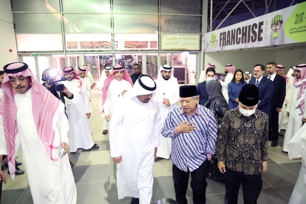 Duta Besar RI untuk Arab Saudi Abdul Aziz Ahmad (depan, kedua dari kanan) menghadiri pembukaan The International Franchise Expo di Riyadh, Arab Saudi, 12 Juni 2022. 