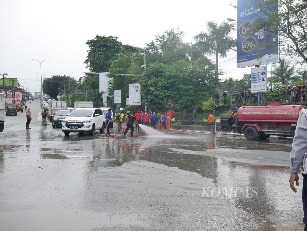 Suasana pembersihan jalan setelah terjadi kecelakaan di simpang Muara Rapak, Kecamatan Balikpapan Utara, Kota Balikpapan, Kalimantan Timur, Jumat (21/1/2022).