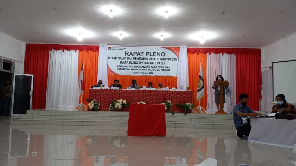 Pelaksanaan tahapan rekapitulasi suara hasil pemungutan suara ulang di Kabupaten Yalimo, Papua, Minggu (30/1/2022).