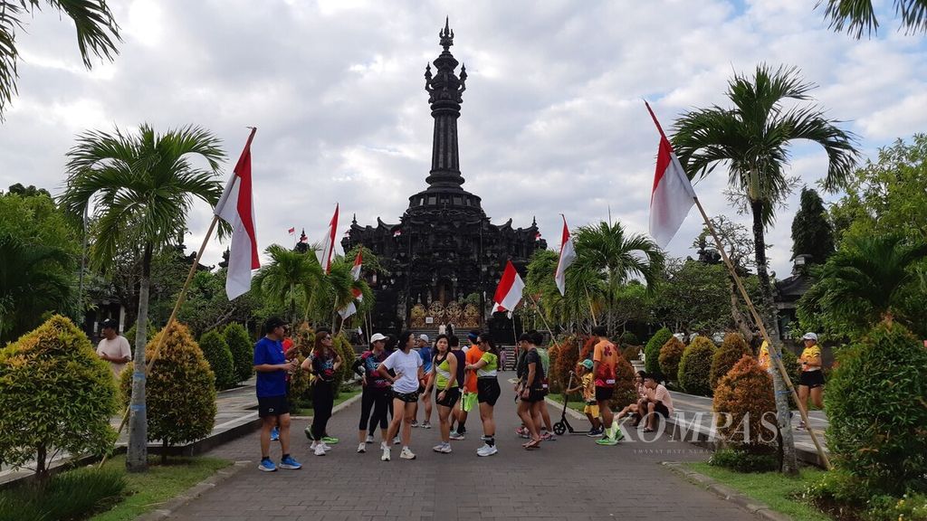 Kawasan Monumen Perjuangan Rakyat Bali Bajra Sandhi di Kota Denpasar, Bali, menyimbolkan semangat suci perjuangan rakyat Bali. Suasana di kawasan Monumen Bajra Sandhi, Kota Denpasar, Sabtu (5/8/2023), yang didatangi warga untuk berolahraga.