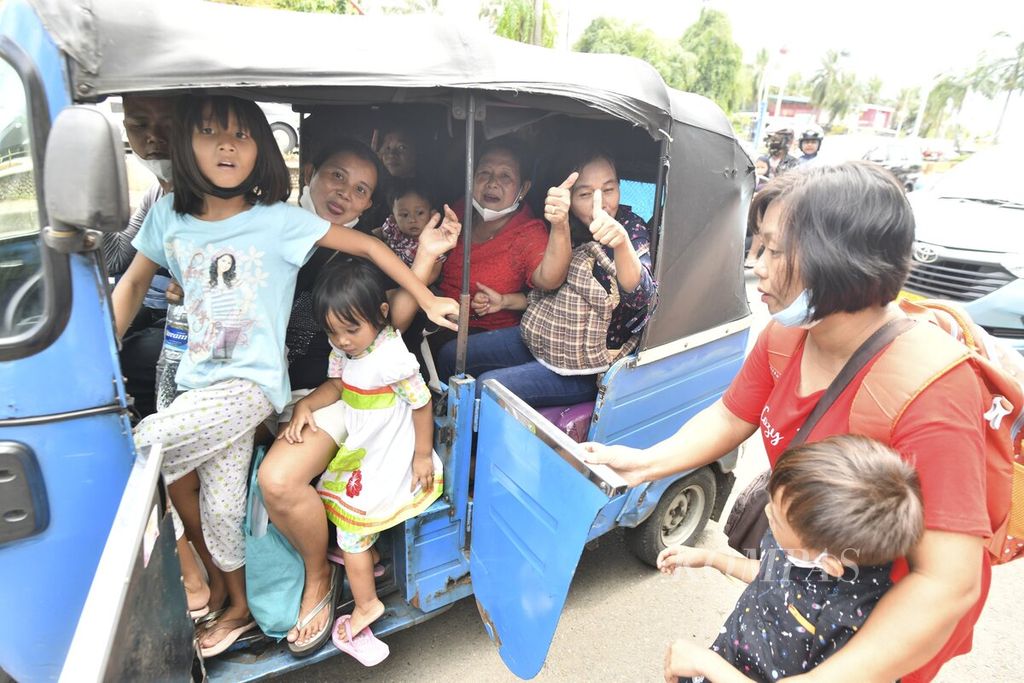 Satu keluarga yang berjumlah sembilan orang menumpang bajaj untuk pulang ke rumah setelah berwisata di kawasan wisata Taman Impian Jaya Ancol, Jakarta Utara (3/5/2022), 