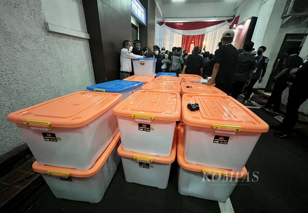 Tumpukan berkas dokumen persyaratan partai politik calon peserta Pemilu 2024 dari Partai Pergerakan Kebangkitan Desa di kantor KPU, Jakarta, Minggu (14/8/2022).