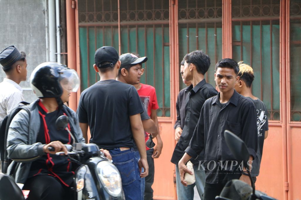 Para pelajar dari SMK Negeri 9 Medan berkumpul di rumah duka temannya, Eko Farid Azam (16), yang meninggal akibat tawuran antar-pelajar di Medan, Sumatera Utara, Sabtu (26/11/2022).