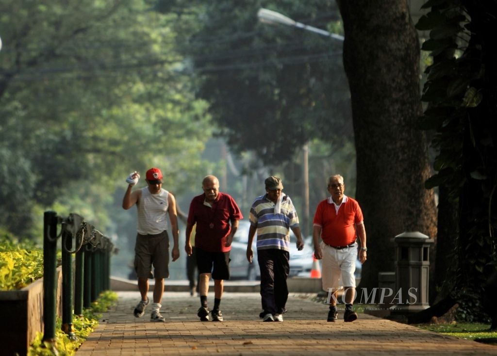Warga lansia melakukan olahraga jalan pagi dengan memutari Taman Suropati dan Taman Lembang, Jakarta Pusat, Jumat (13/5/2011). 
