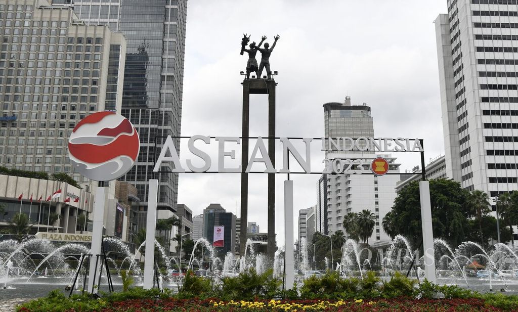 Logo ASEAN Indonesia 2023 menghiasi kawasan Bundaran Hotel Indonesia, Jakarta, Kamis (2/2/2023). Keketuaan Indonesia di ASEAN pada tahun ini mengusung tema "ASEAN Matters: Epicentrum of Growth".